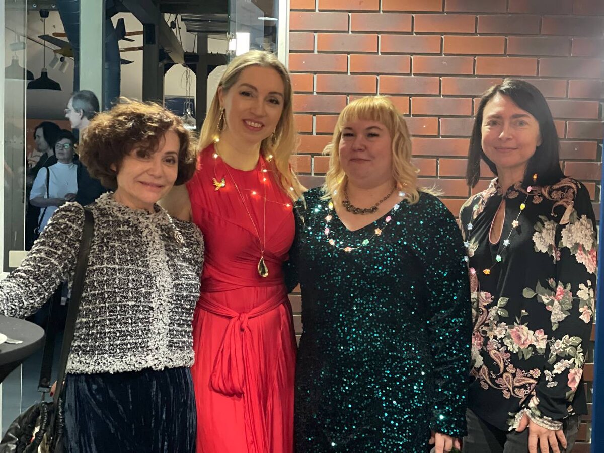 Фоточка новогодняя, как вы видите, но вполне книжная и радостная: это Ёлка у Натальи Ломыкиной в клубе "Под обложкой"