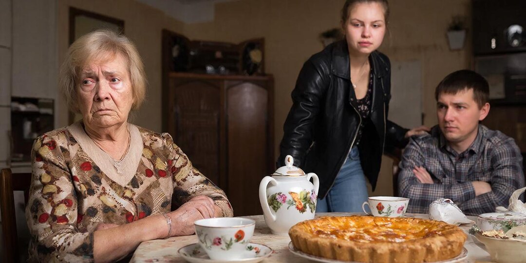 Сын привел невестку и сразу заявил: «Мама, твоя пенсия теперь — в общий бюджет!»