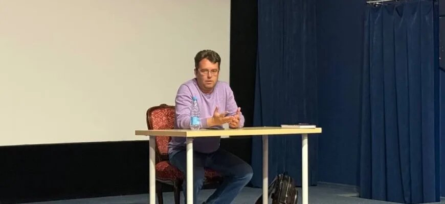    Журналист и писатель Дмитрий Соколов-Митрич за столом Сергей Фёдоров