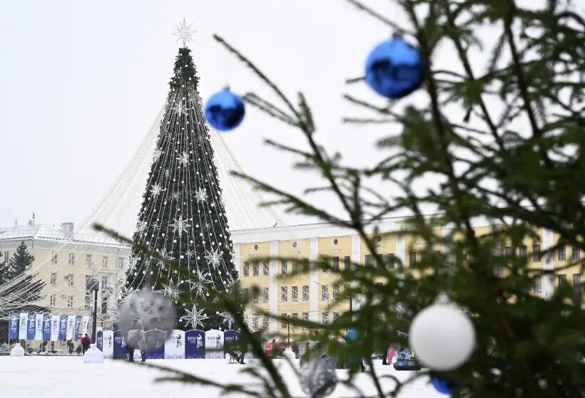     Новогоднее оформление на Театральной площади в Кирове. © РИА Новости. Максим Богодвид