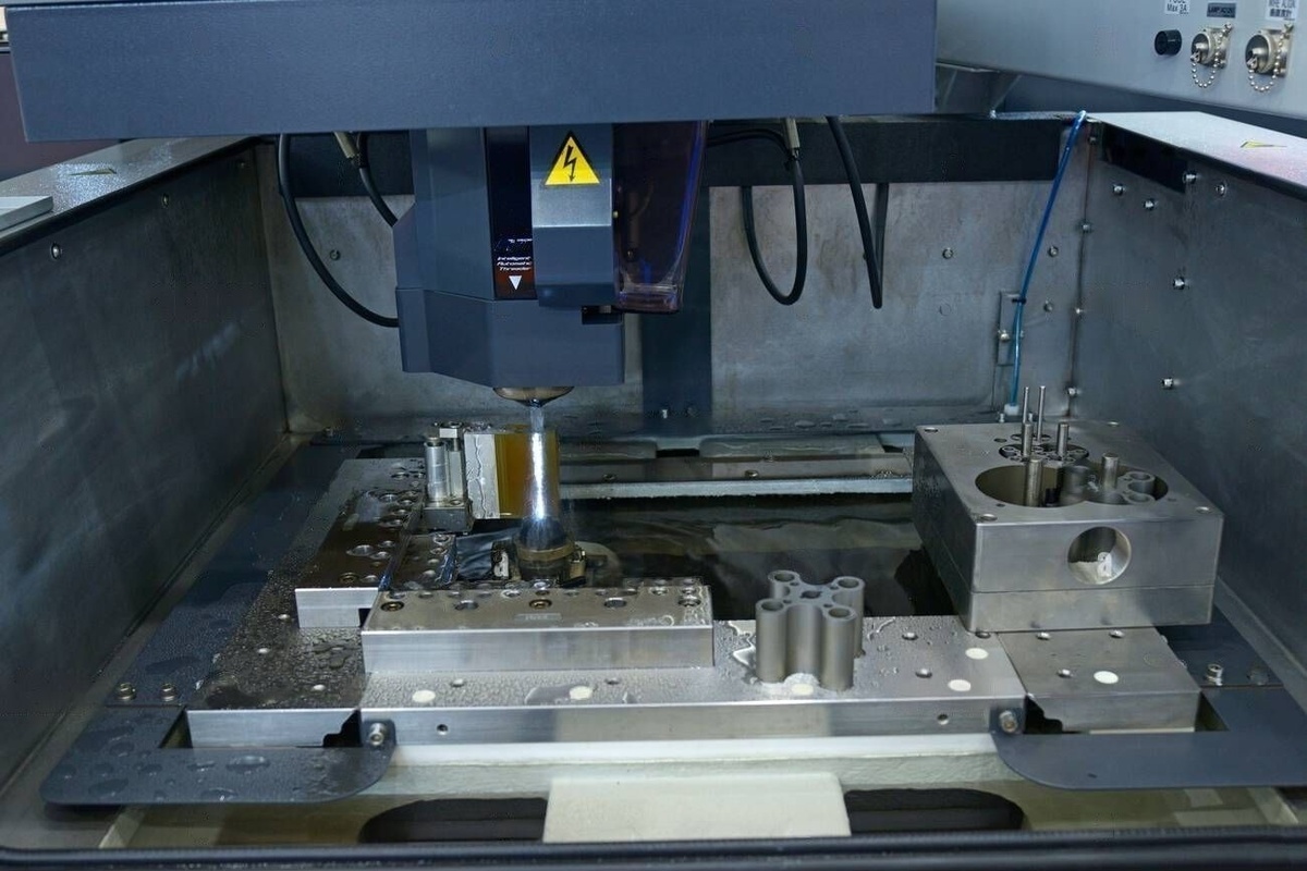 Электроэрозионная обработка металлов — разновидность электрофизических методов обработки материалов (см. Электрофизическая и электрохимическая размерная обработка материалов).

В 1770 году английский физик Джозеф Пристли изучал небольшие кратеры, которые образуются под действием электрического разряда.

В 1943 г. советские изобретатели Б. Р. Лазеренко и Н. И. Лазаренко построили первую действующую модель станка для электроэрозионной обработки.

Первый коммерческий станок такого типа был произведен в 1952 году швейцарской компанией Charmilles (сегодня GF AgieCharmilles, часть компании Georg Fischer), которая в 1969 году также оснастила ее цифровым управлением.

Характерными особенностями электроэрозионной обработки являются:

возможность обработки материалов трудно или совсем необрабатываемых механическим способом,
возможность производительного изготовления изделий со сложной формой, в том числе и недоступной для методов механической обработки.
Технология электроэрозионной обработки металлов интенсивно развивается, заменяя методы механической обработки давлением и резанием.

Этот метод обработки металлов основан главным образом на тепловом действии импульсов электрического тока, непрерывно подводимых непосредственно к локальным участкам обрабатываемой заготовки с целью придания ей заданной формы и размеров (размерная электроэрозионная обработка) или изменения структуры и качества поверхностного слоя (упрочнение или покрытие).

Первичными при этом являются электрические импульсы (электрические разряды), преобразуемые в зоне обработки в тепловые импульсы, которые собственно и осуществляют работу по съему металла.