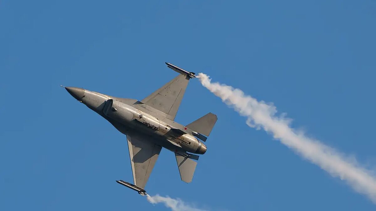    F-16 © wikipedia.org