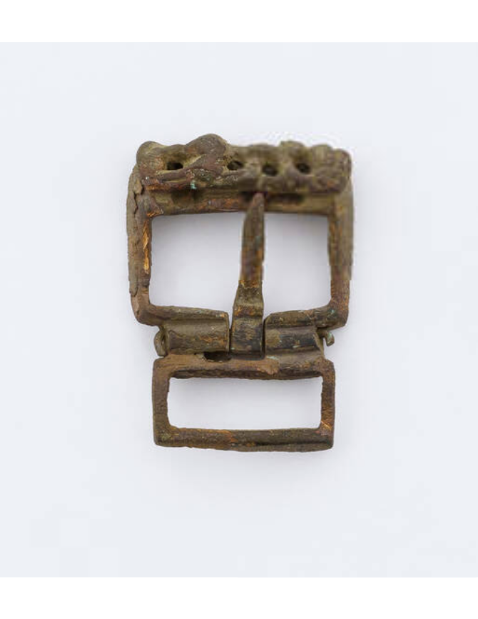 Во все времена принадлежностью воинского костюма был пояс, или, как сейчас говорят, ремень. Как правило, у состоятельных представителей воинской среды поясные ремни богато украшались декоративными бляшками из драгоценных или цветных металлов.