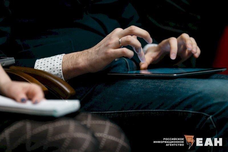    ЕАН / Мужчина с планшетом