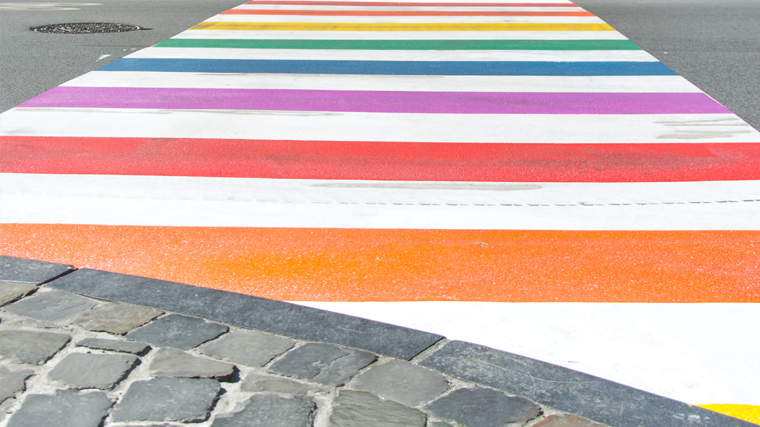    Радужный* пешеходный переход. www.globallookpress.com/ Alyson Polderman
