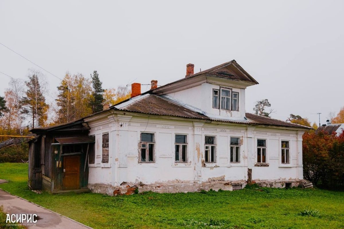    Дом Рязанова имеет просторные деревянные сени, тамбур и веранду