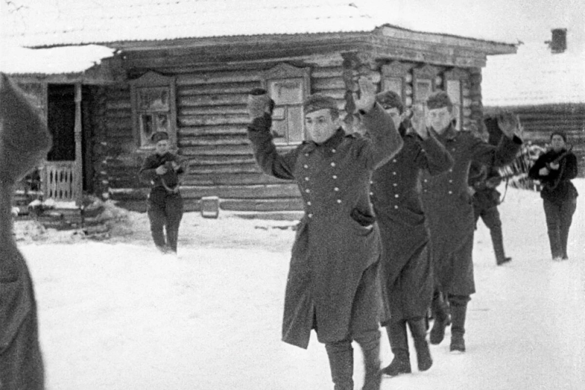    Великая Отечественная война 1941-1945 гг. Битва за Москву. Контрнаступление Красной армии под Москвой. Солдаты фашистской армии сдаются в плен, 1942 год.