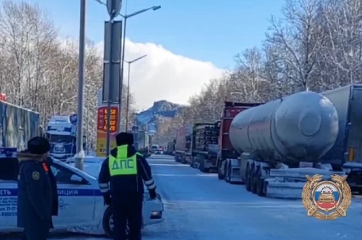    Пробка между Иркутской областью и Бурятией растянулась на несколько десятков километров – от Выдрино до Култука.