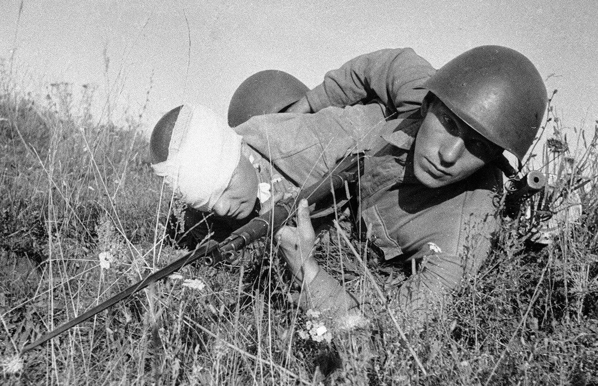 Спасение раненого бойца, фотография приведена для иллюстрации