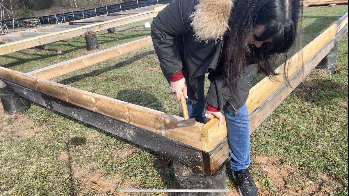 🔨Я сама строю ДОМ 🏡 | 📐 Строительство пола своими руками: обвязка лаг