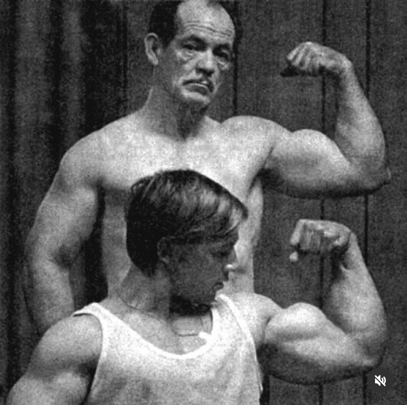 Артур Джонс со своим протеже Кейси Виатором демонстрируют полученные в ходе Колорадского эксперимента результаты Стоит отметить, что они выполняли комбинированные тренировки по 1-2 подхода. Например,Артур Джонс в ходе эксперимента в течение 22 дней провёл 12 тренировок. Общее тренировочное время составило 298 минут (4 часа и 58 минут), что составляет 24,8 минут за одну тренировку.122 сета за 12 тренировок – примерно по 10 в одну. 