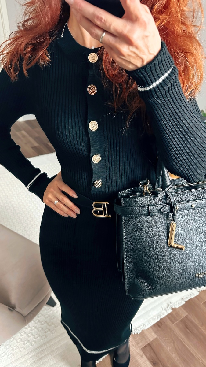 Ремень съемный и его можно при желании заменить на черный из кожи с золотистой фурнитурой.