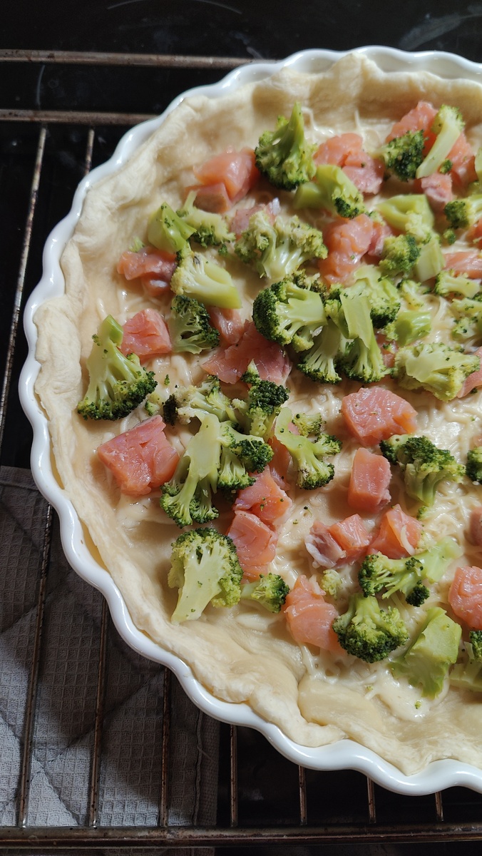 киш с форелью и брокколи перед духовкой