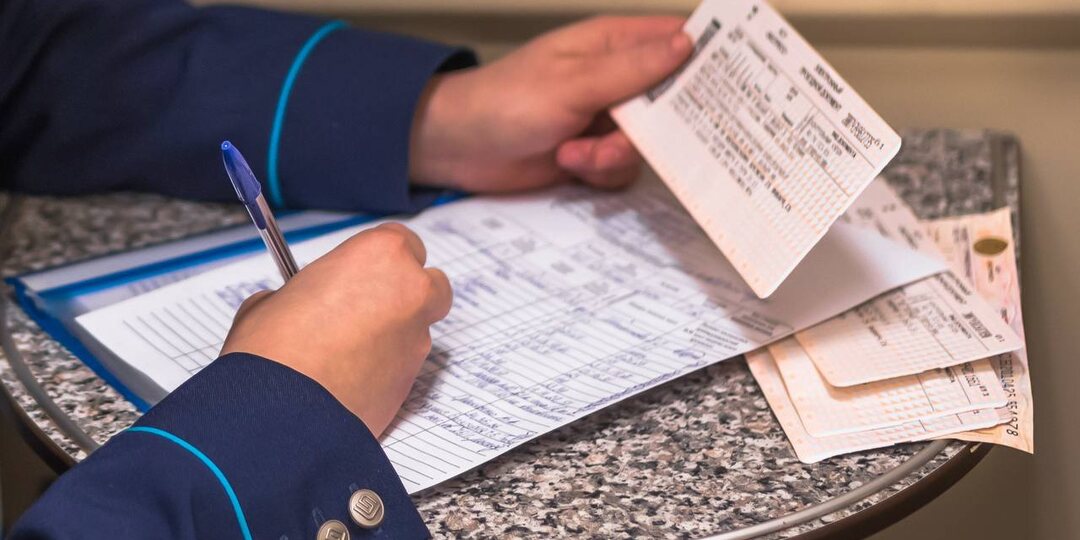 Просроченные документы: как сесть в поезд, если срок действия паспорта или свидетельства о рождении уже закончился