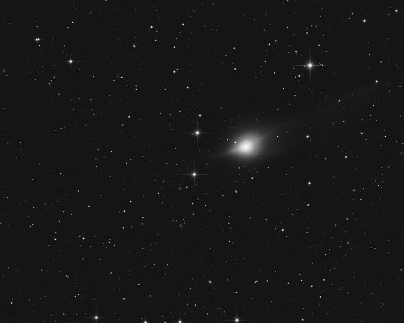 Изображение 3I / ATLAS от 22 ноября 2025 г., между 3:00 и 5:00 UTC, основанное на совокупности 106 фотографий с 60-секундной экспозицией, сделанных с помощью 0,30-метрового телескопа в Штернварте-Фейерштайне ( Sternwarte Feuerstein).http://sfeu.de), Германия. На изображении показана каплевидная запятая с антихвостом, направленным к Солнцу, направленным в нижний левый угол. Источник: Prof. Dr. Christina Birkenhake.