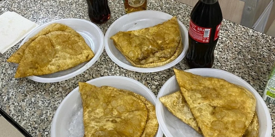 Иностранцы в России посетили 4 советских кафе, которые работают до сих пор⁠