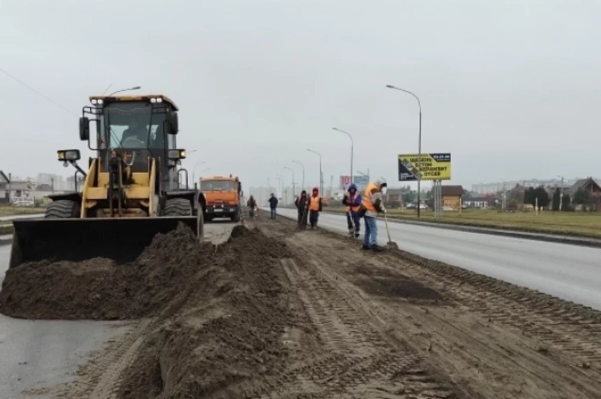    Городские службы сейчас приводят в нормативное состояние земляную разделительную полосу вдоль автодороги на улице Мичуринской.