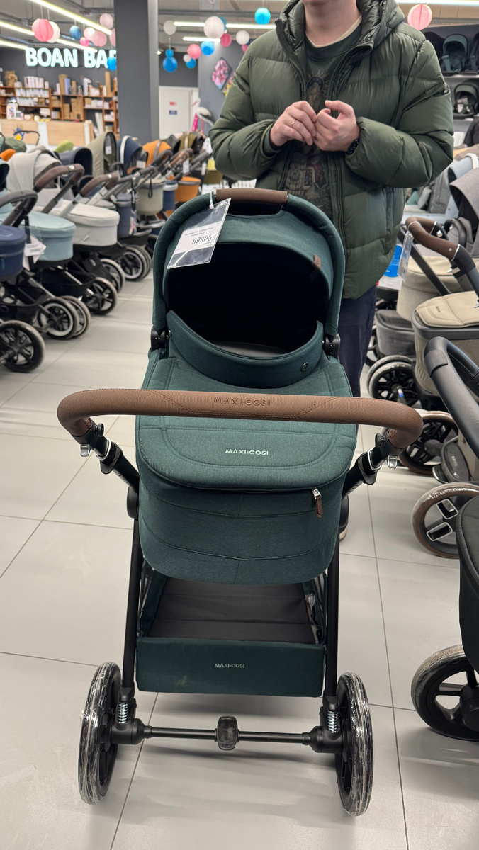 Maxi-Cosi Oxford, понравился цвет, но не совсем понравился материал люльки, показалось, что будет сильно промокать 