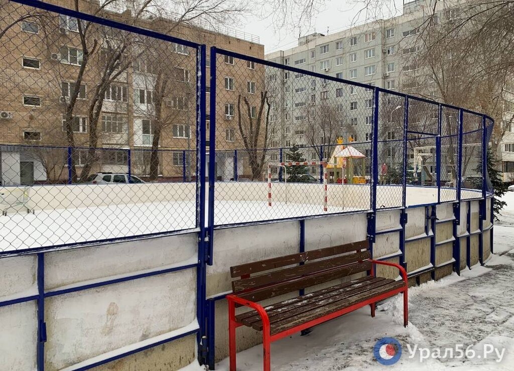    В Оренбурге хоккейные ворота упали на ребенка и раздробили ему кости лица