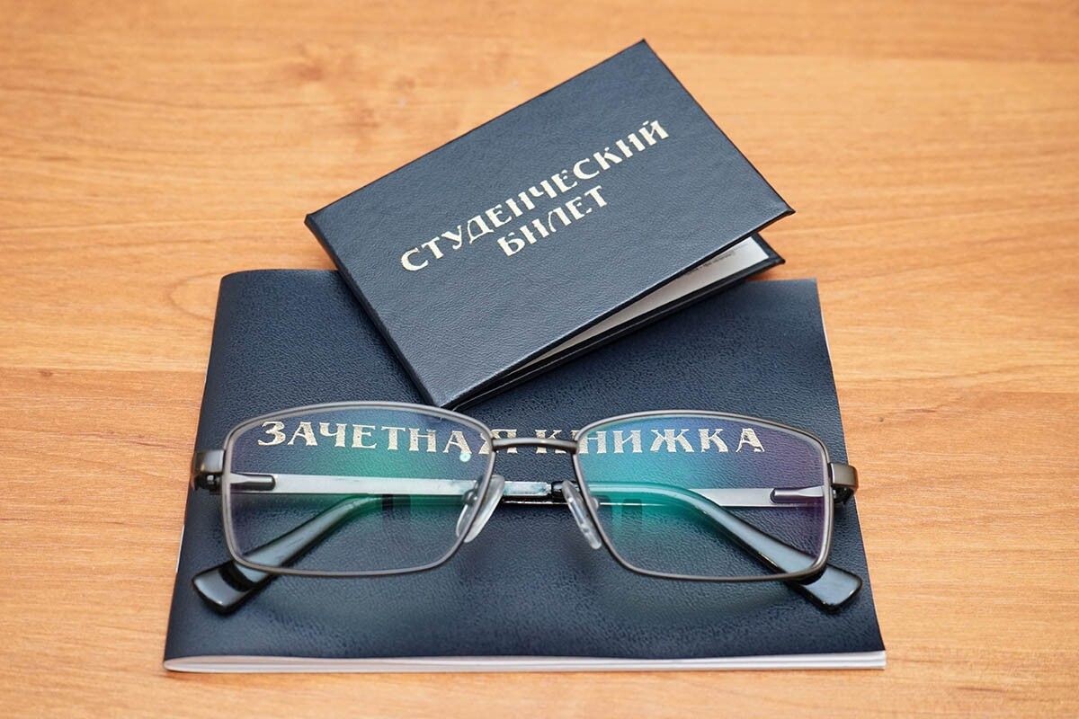 Студенчество — прекрасное время! На старших курсах в моей сумочке были только блеск для губ, студак и ручка — все-таки студентка. Источник: TsibaevAlex / Shutterstock / FOTODOM📷
