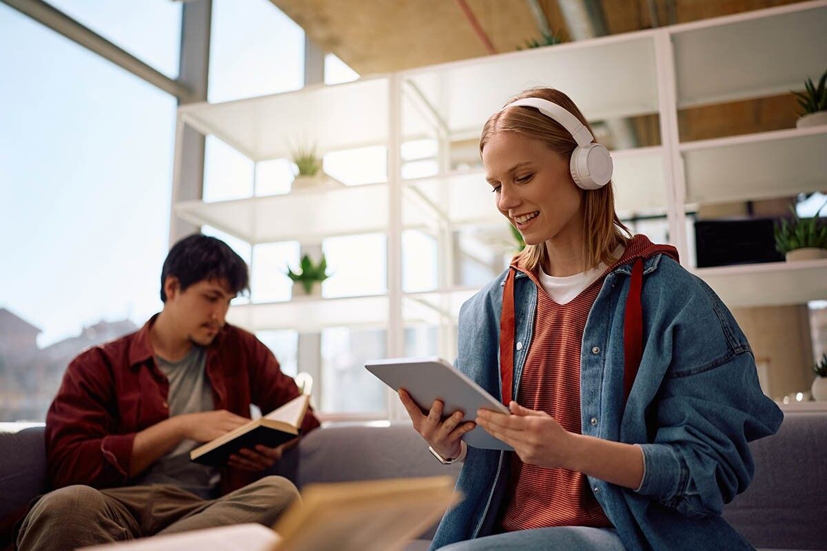 Библиотеки — верные помощники студентов. В них легко найти материалы для курсовых и дипломных работ. А в читальном зале тихо и никто не отвлекает. Источник: Drazen Zigic / Shutterstock / FOTODOM📷
