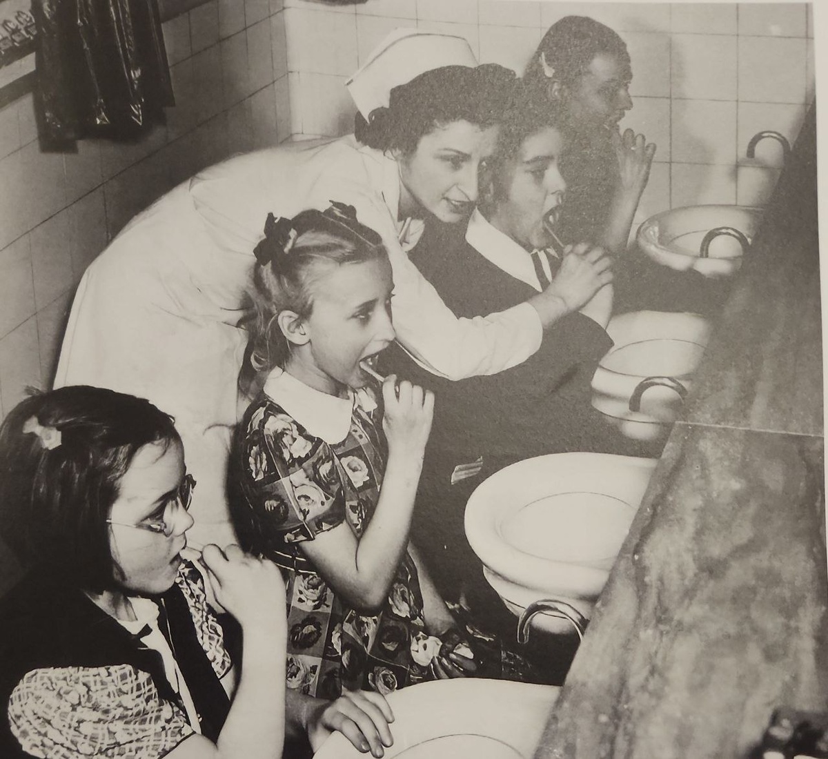 Гигиенист клиники Гугенхайма в Нью-Йорке учит детей правильно чистить зубы, 1940 год