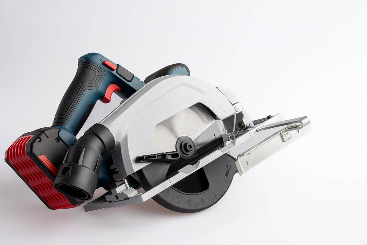 Аккумуляторная циркулярная пила с эргономичной рукояткой. Источник: Nordic Stock Studio / Shutterstock / FOTODOM📷
