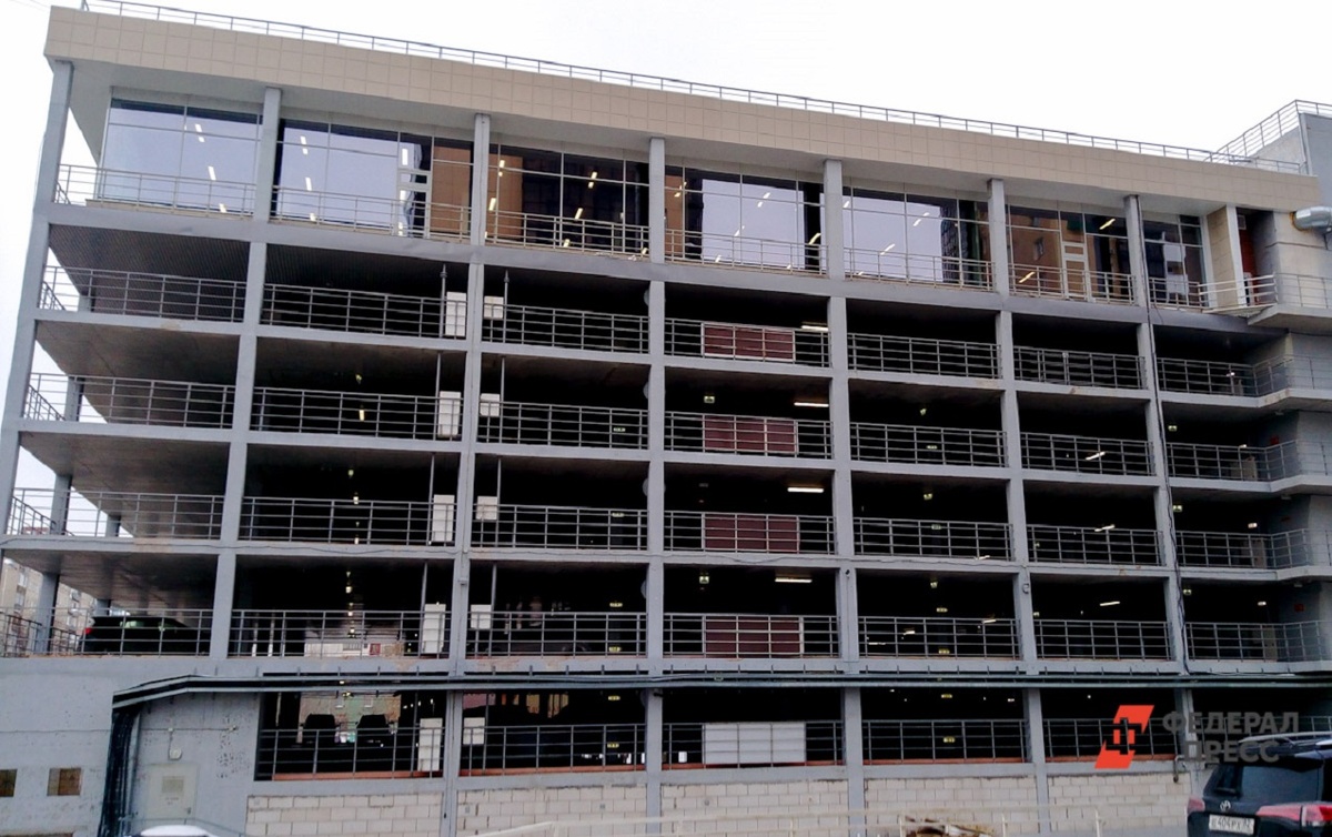 Собственник изменил архитектурный облик здания, врезав окна и двери в фасад.  Фото: Фото: ФедералПресс / Елена Майорова