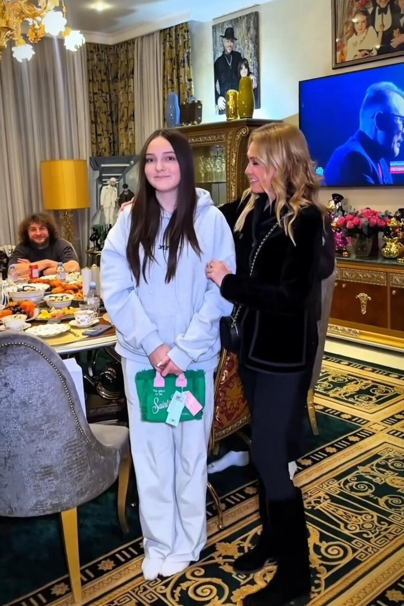    Яна Рудковская с дочкой Филиппа Киркорова Социальные сети