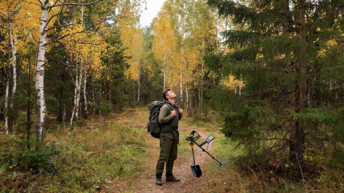 Кладоискатель смотрит на небо. 