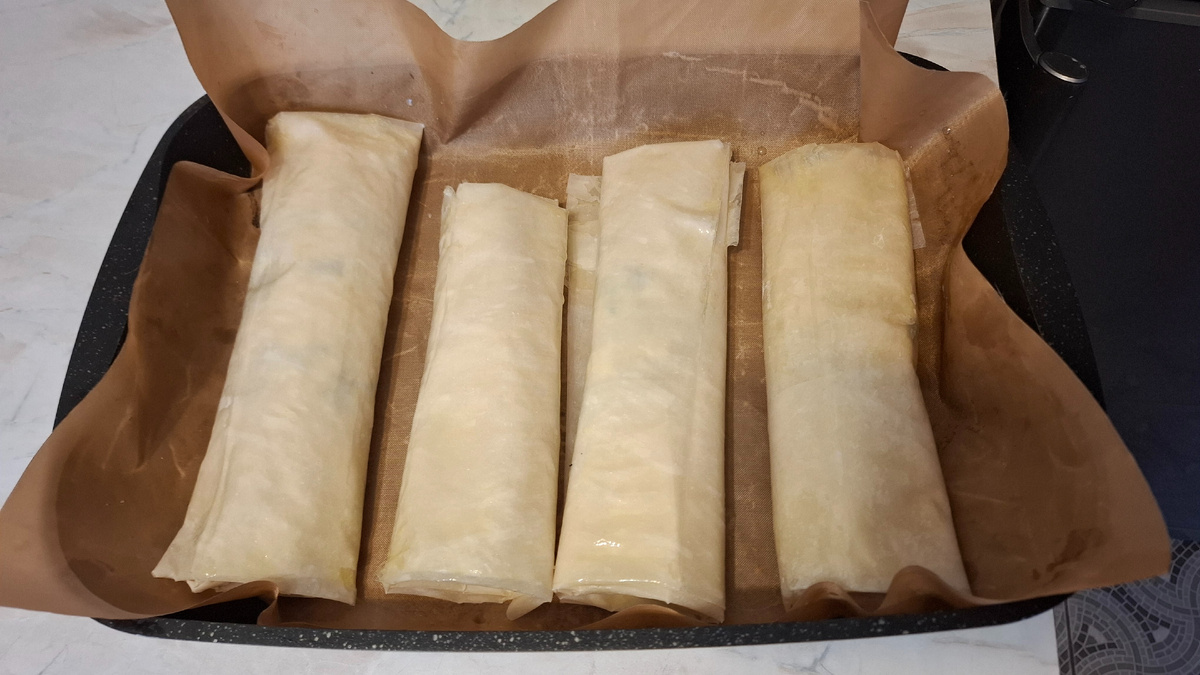 Получилось 4 рулетика. В каждом по 2 листа теста.