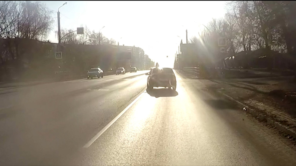 Ни в коем случае нельзя наезжать на сплошную даже одним колесом. 