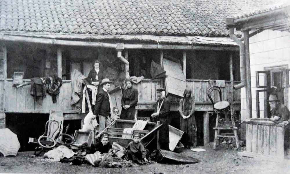 Старое фото. После еврейских погромов.