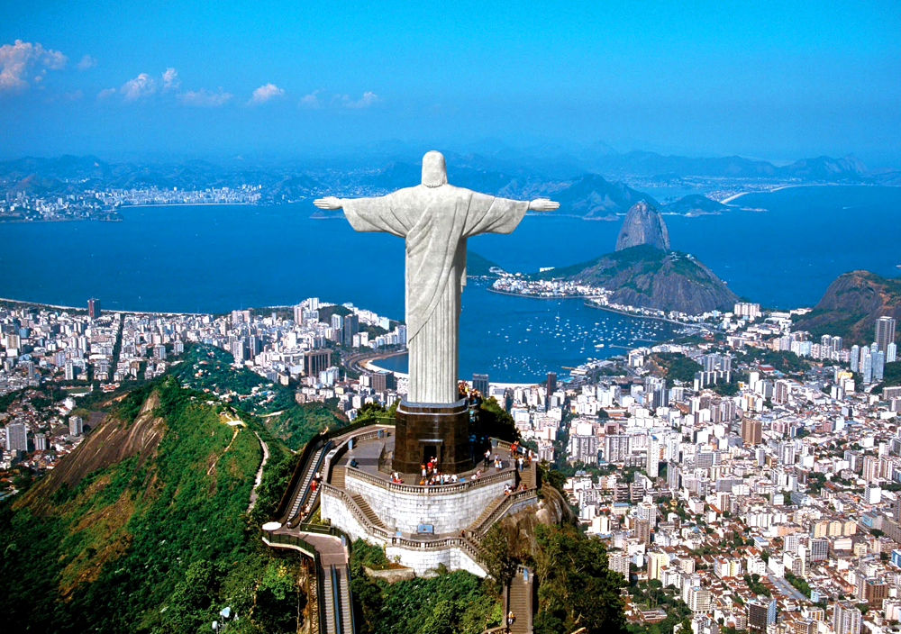 Статуя Христа-Искупителя, Рио-де-Жанейро. Главный символ Бразилии, возвышающийся над городом с горы Корковаду, откуда открывается захватывающий вид на залив Гуанабара.