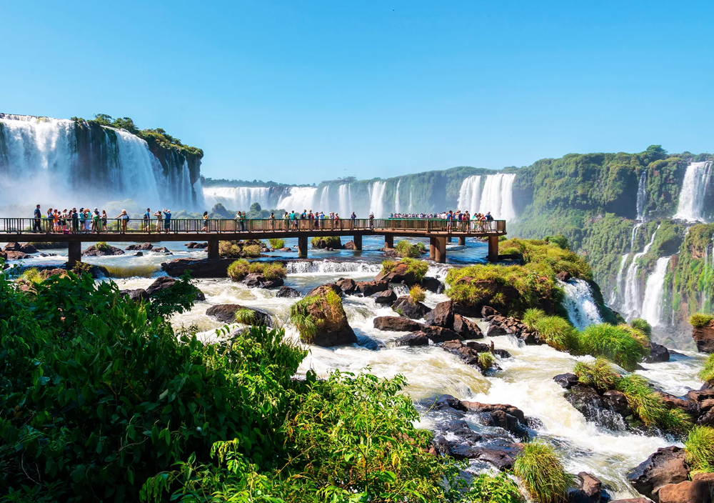 Водопады Игуасу. Комплекс из 275 водопадов на границе Бразилии и Аргентины, одно из семи природных чудес света.