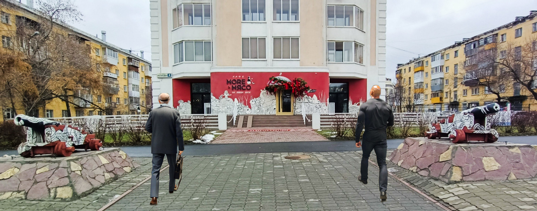 Нагрянули отобедать в семейный ресторан MORE МЯСО на месте атмосферного кафе-бара "Жюль Верн" - раньше было лучше