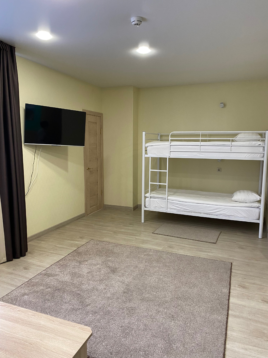 Есть двухкомнатный семейный номер