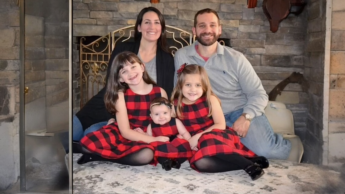 Семья Сенов, Шарлотта справа.