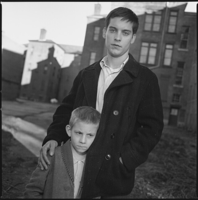 Эрик Пер Салливан с Тоби Магуайром. Правила виноделов, Норт-Хэмптон, Массачусетс, 1998 г. За кулисами. Фотограф Мэри Эллен Марк