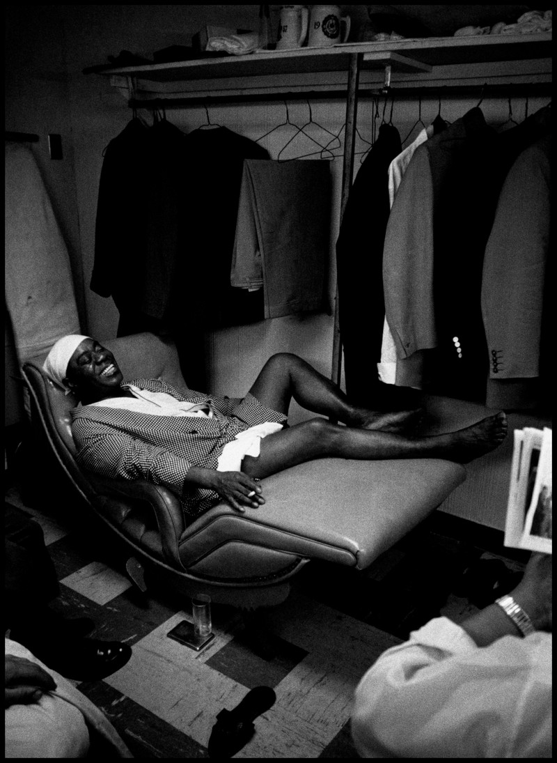 Джазовый музыкант Луи Армстронг в гримёрке в ночном клубе Latin Casino, Филадельфия, 1958. Фотограф Дэннис Сток.