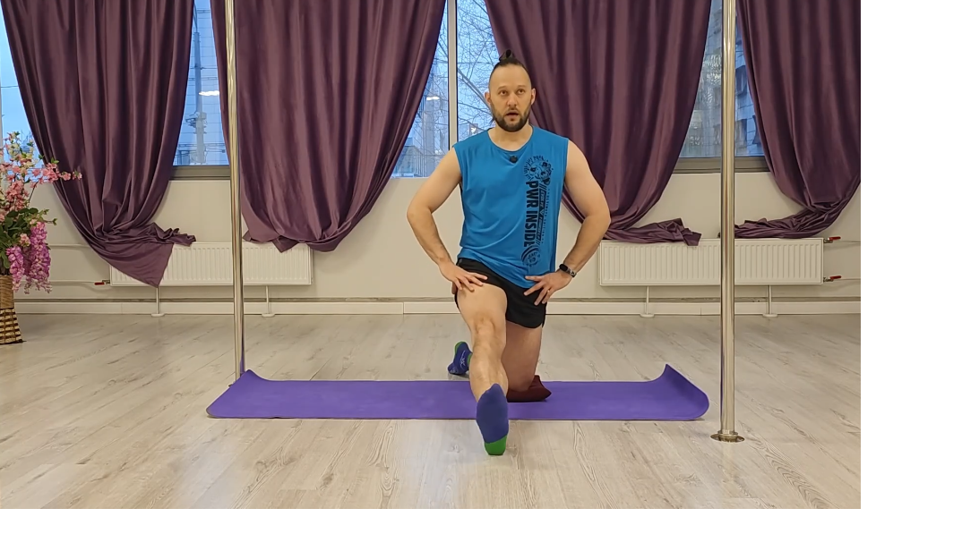 На изображении показываю упражнение для увеличения мобильности в тазобедренном суставе