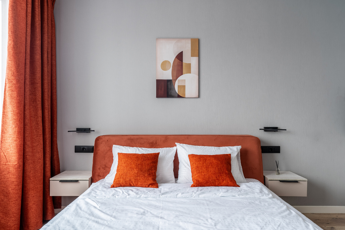 Кровать стала акцентной в интерьере, все вокруг дополняет и гармонизирует с ней