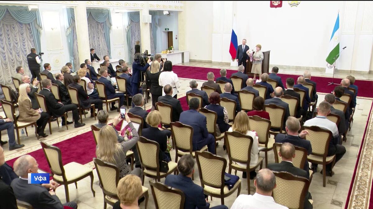    Радий Хабиров наградил лучших работников различных отраслей промышленности Башкортостана