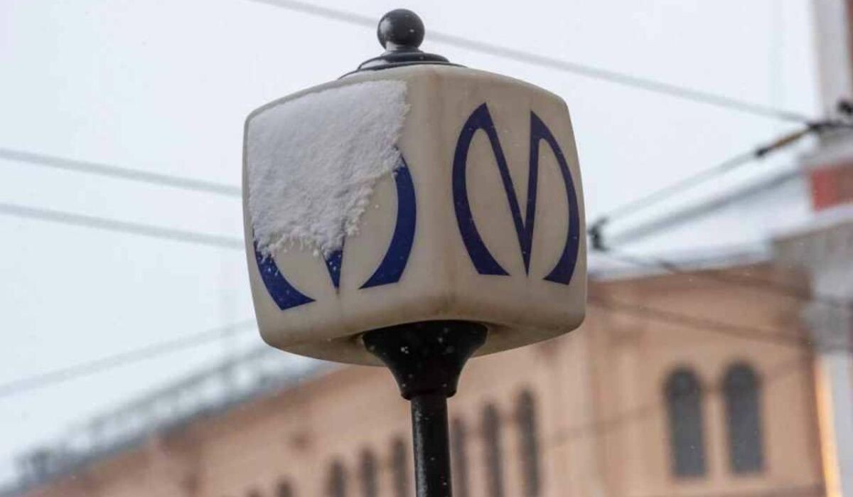     Знак метро в Питере. Источник: spb.kp.ru Автор фото: Олег Золото