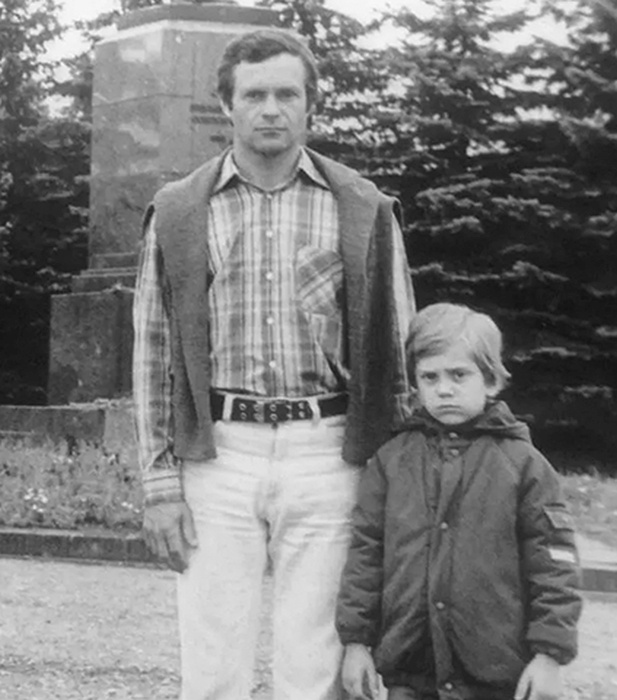 Виталий Кудрявцев в детстве с отцом.