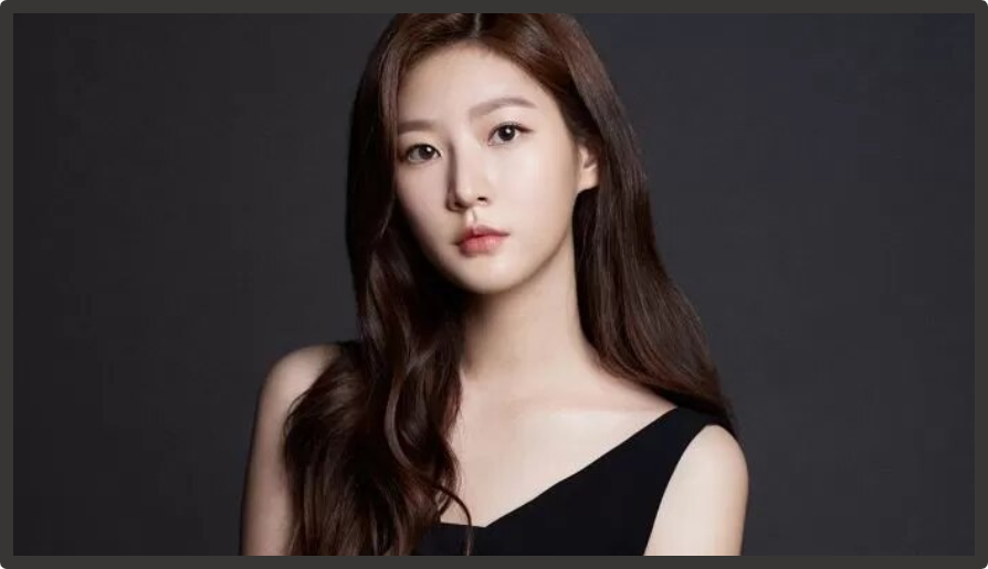 Снимок с экрана монитора. Ким Сэ Рон.