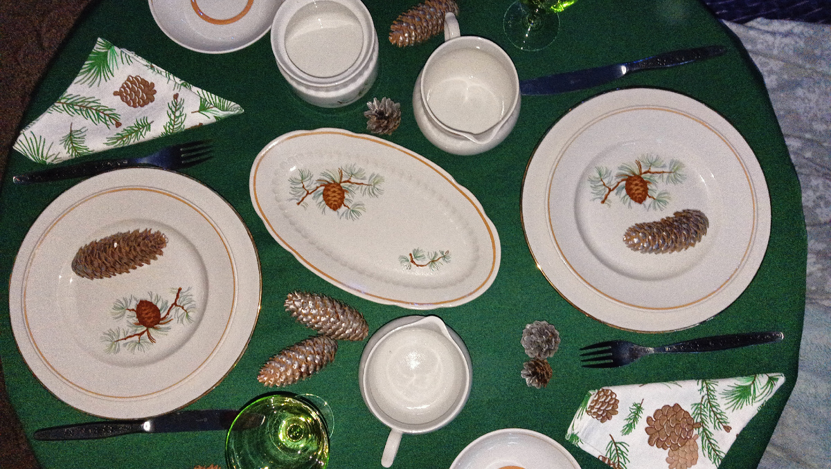 Зимний стол с винтажной посудой. Фото автора 