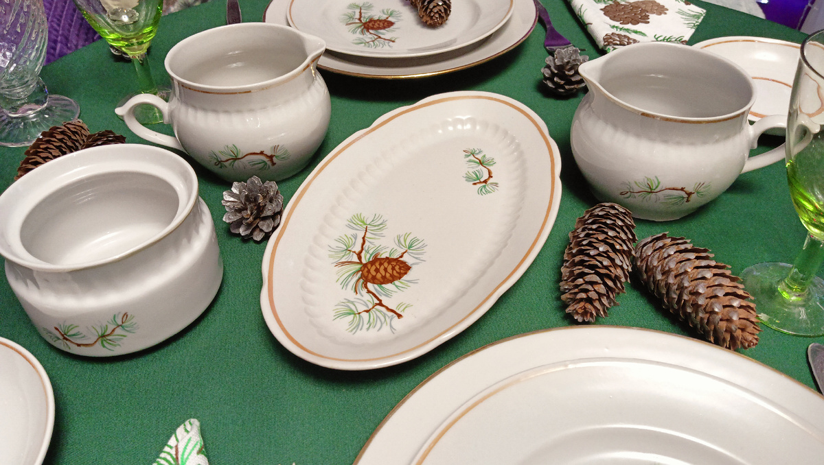 Зимний стол с винтажной посудой. Фото автора 