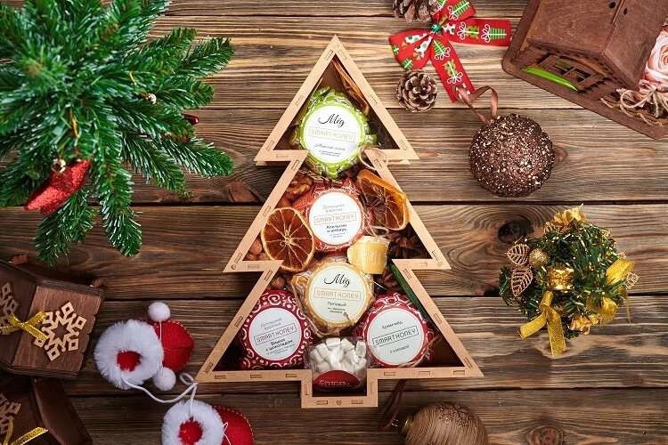 Вкусности в деревянных ящиках в подарок клиентам на Новый год 2026