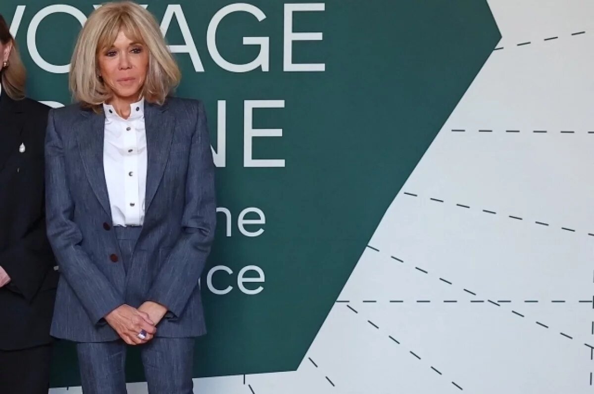    СМИ Франции нашли интересную деталь спереди на брюках Брижит Макрон